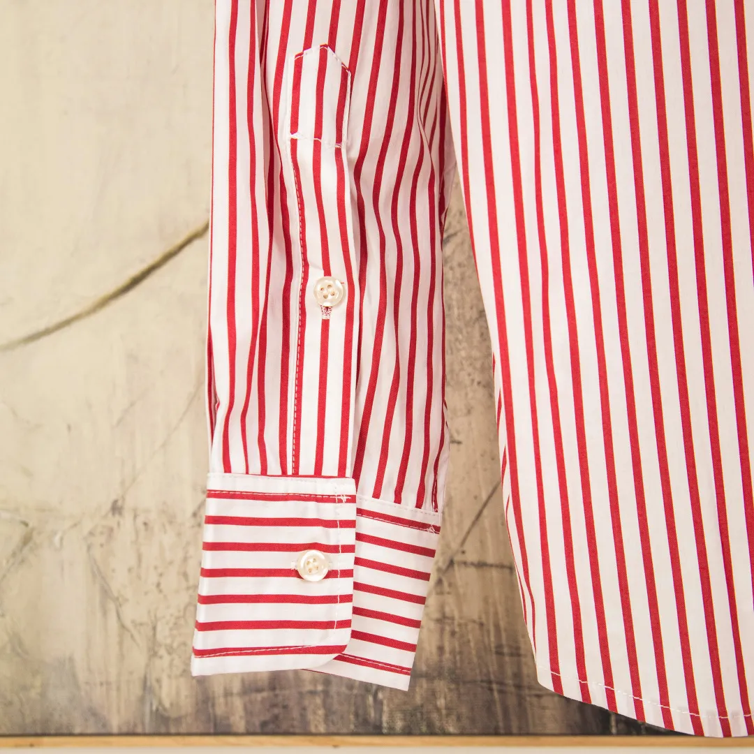 P290 zp version [Exclusive supply] Ralph Lauren/Ralph Lauren 2025SS new old-money style cotton poplin large and small striped long-sleeved casual shirt, 100% restored workmanship, embedded seams and clean edges, curved triangular bifurcation ✅100% cotton poplin, smooth feel, pre-car wash treatment, tighter yarn ✅Custom-dyed original pearlescent white bottom buttons, large and small partitions, vertical eyelets✅Special shaped chiffon foil included in the collar door tube Not easy to deform and pull. ✅ RL three-color large and small vertical striped shirt. Extraordinary isometric. Cleverly matched stripes. Multiple wear to inspire self-expression. Relaxed layering to play with the look of the four seasons. Color: red, blue, green. Size: S M L XL. Number: WW10962.